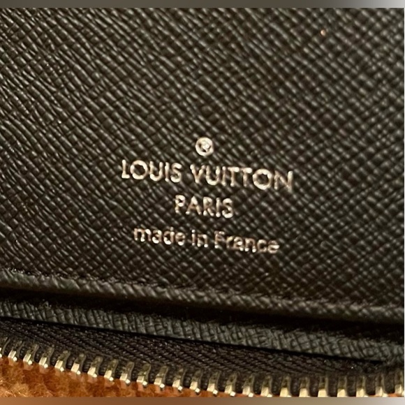 *LIKE NEW* -  LOUIS VUITTON ZIPPY VERTICAL TIAGA LEATHER (BLACK) - - Picture 10 of 11